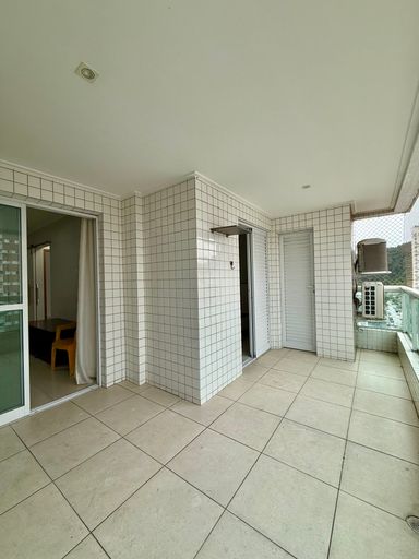 Sacada gourmet com lavabo e vista livre.