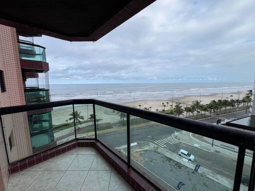 Sacada da sala com vista para o mar.