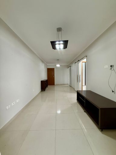 Sala de 2 ambientes bem iluminado.