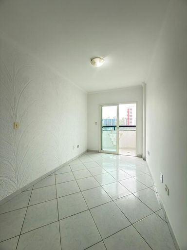 Sala de dois ambientes bem iluminado com acesso a sacada.