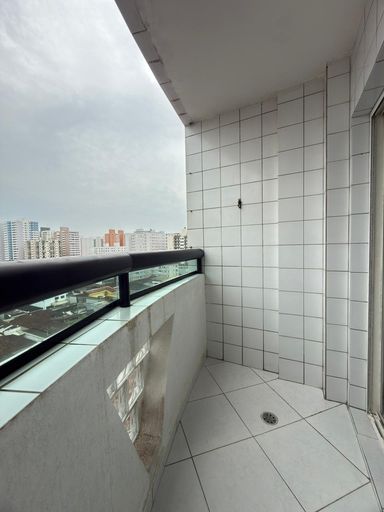 Sacada da sala com vista para o mar.
