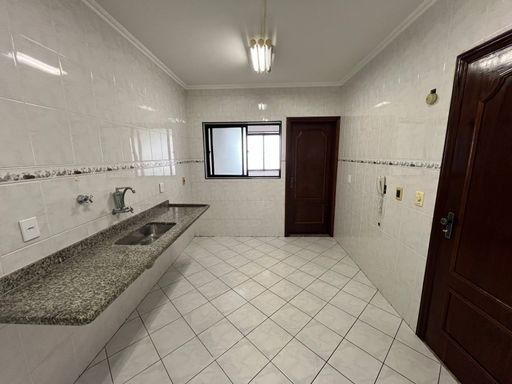 Cozinha espaçosa com pia.