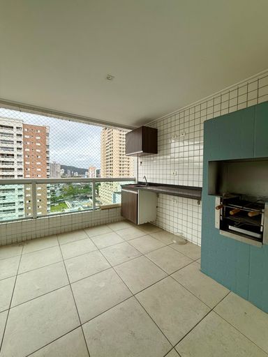 Sacada gourmet com lavabo e vista livre.