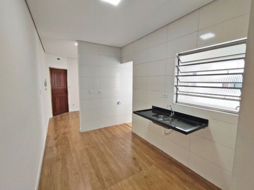 Cozinha com piso laminado.