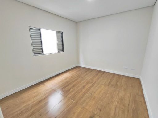 Dormitório amplo com muita iluminação natural e piso laminado.