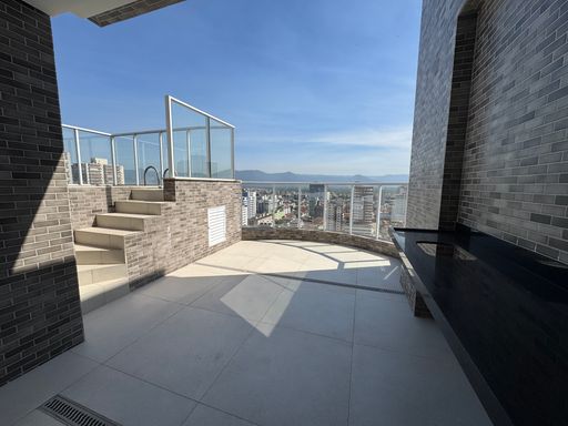 Sacada gourmet com piscina privativa e vista para o mar.