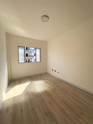 Sala com piso laminado.