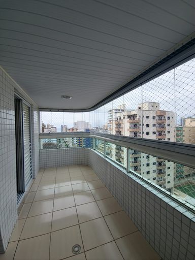 Sacada gourmet envidraçada com vista livre.