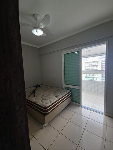 Suíte com acesso a sacada.