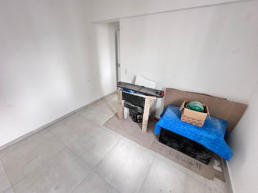 Suíte bem iluminado com paredes brancas.