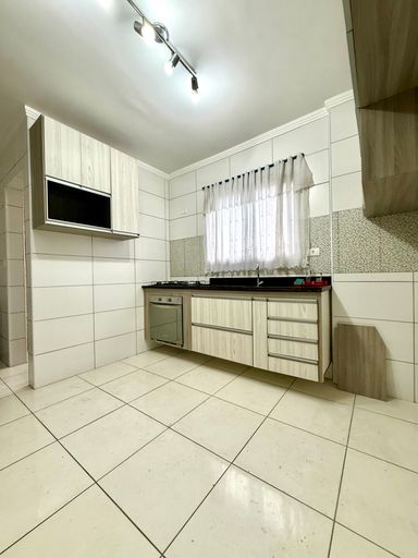 Cozinha com armários planejados.