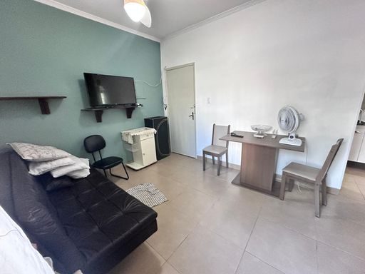 Sala living ampla e bem iluminada.
