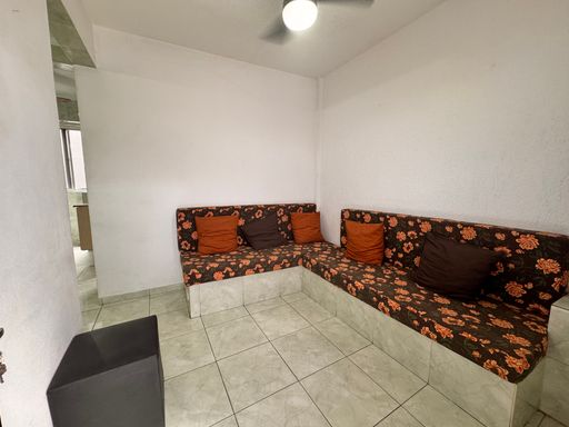 Sala bem iluminada com ventilador de teto.