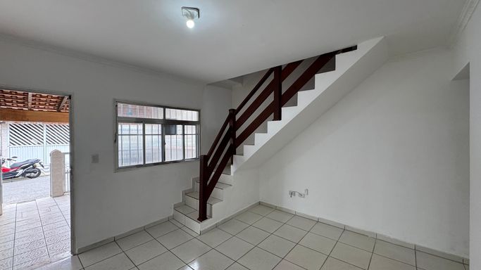 Sala espaçosa e bem iluminada.