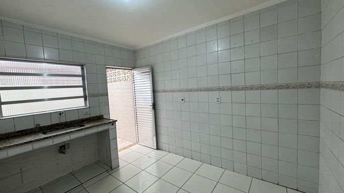 Cozinha espaçosa com uma pia.