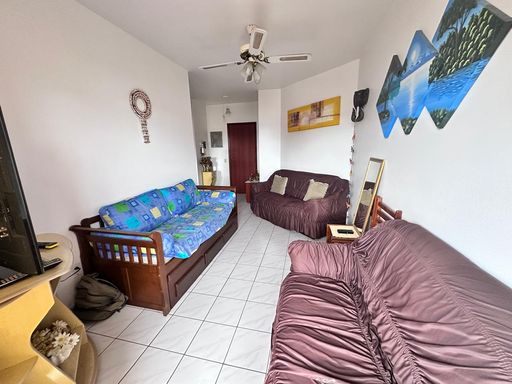 Sala espaçosa e bem iluminada.