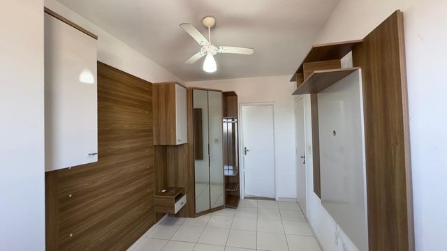 Suíte planejada com ventilador de teto.