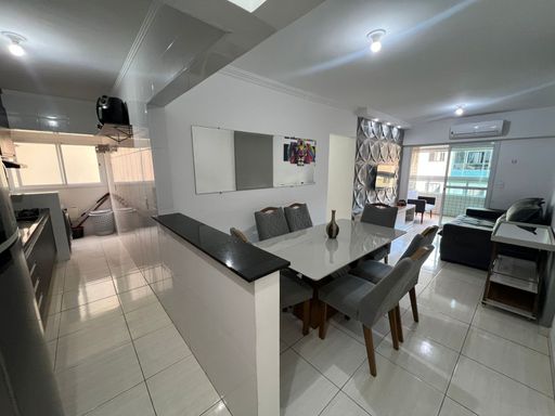 Sala de 2 ambientes com ar-condicionado e cozinha americana.