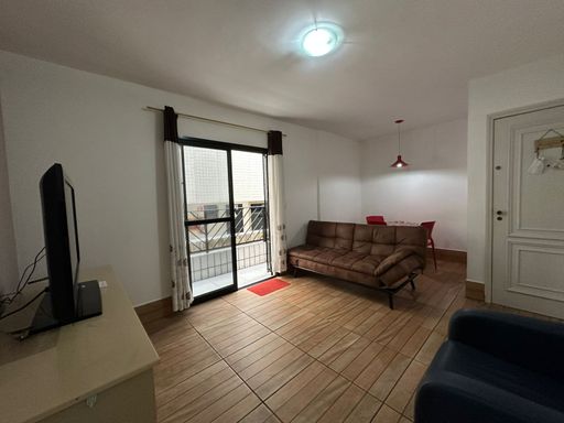 Sala de dois ambientes bem iluminado com uma sacada.