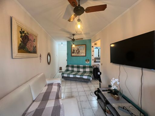 Sala ampla e bem iluminada com dois ventiladores de teto.