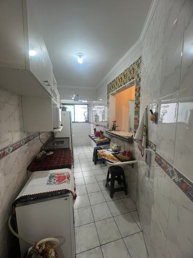 Cozinha americana com armários.