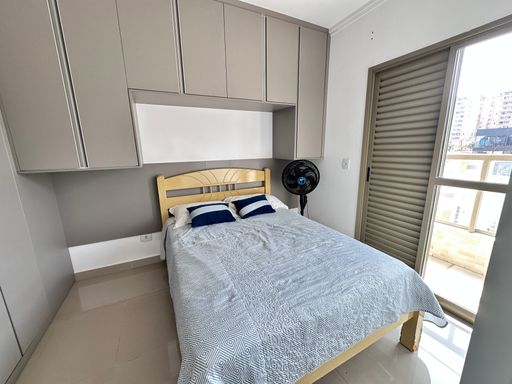 Suíte com acesso a sacada.