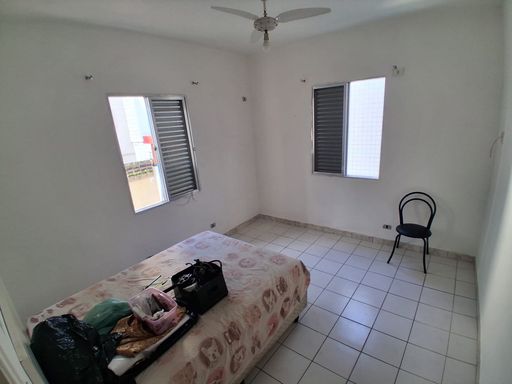 Dormitório espaçoso e bem  iluminado.