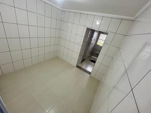 Sala reformada com paredes brancas.