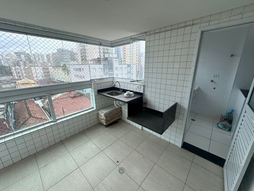 Sacada gourmet envidraçada com vista livre.