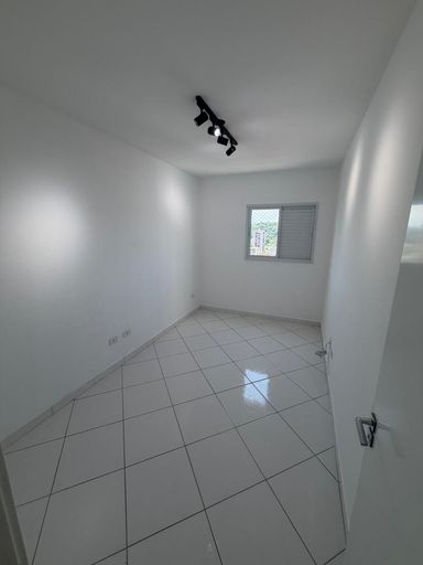 Dormitório bem iluminado.