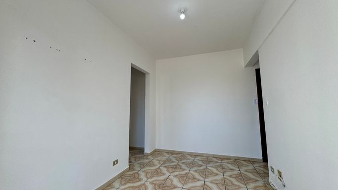 Sala bem iluminada com uma sacada.