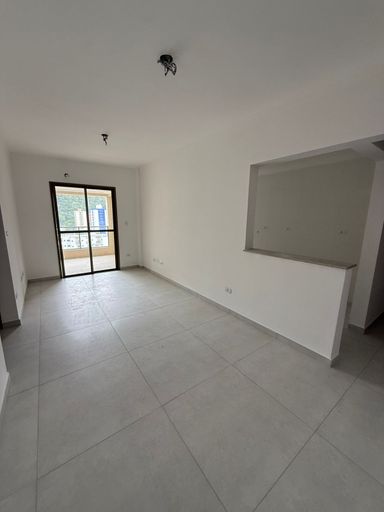 Sala ampla e bem iluminada de 2 ambientes.