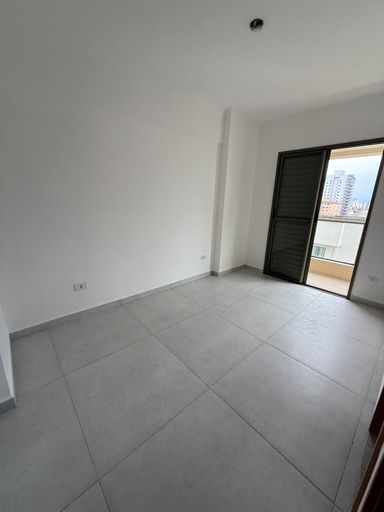 Suíte bem iluminado com acesso a sacada.