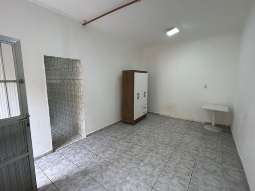 Sala living ampla e bem iluminada.