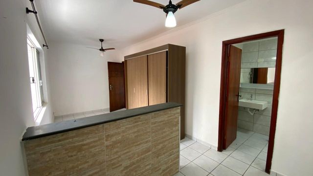 Sala living com uma guarda-roupa e dois ventilador de teto.