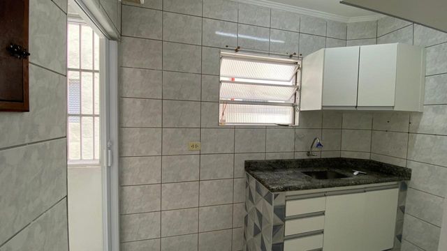 Cozinha com uma pia e gabinete.