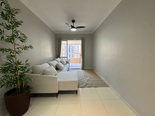 Sala ampla de 2 ambientes.