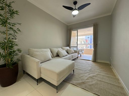 Sala ampla de 2 ambientes.