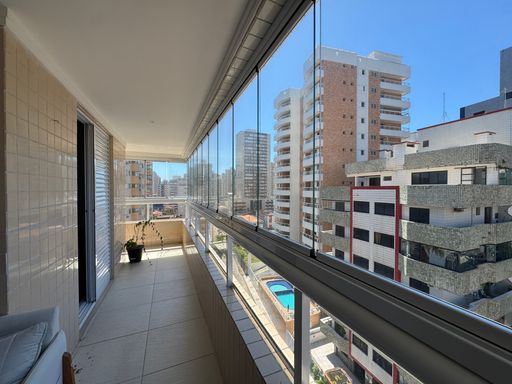 Sacada gourmet envidraçada com vista livre.