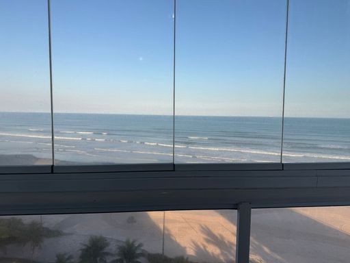 Sacada Gourmet envidraçada com vista para o mar