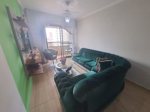 Sala de 2 ambientes com uma sacada.