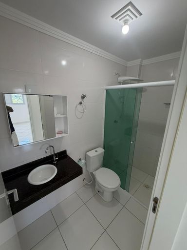 WC social com box de vidro.