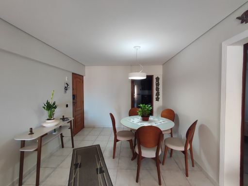 Sala ampla de 2 ambientes.