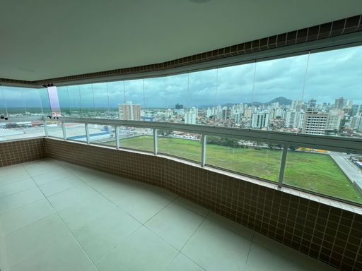 Sacada gourmet envidraçada com vista livre e vista para o mar.