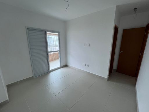 Suíte com acesso a sacada.