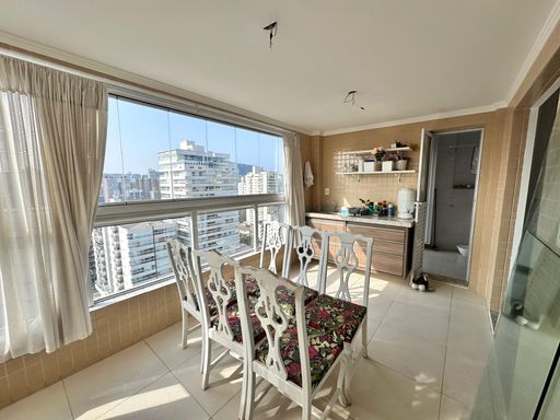 Sacada envidraçada com vista livre e vista para o mar.