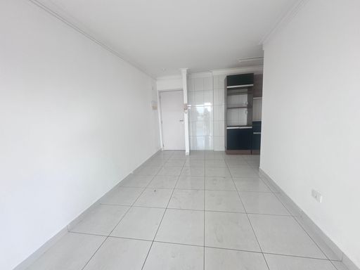 Sala de 2 ambientes com painel de TV e paredes brancas e acesso a sacada gourmet.