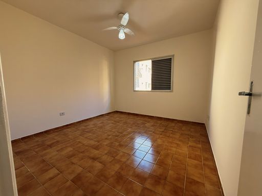 Dormitório amplo e bem iluminado.