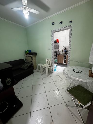 Sala com ventilador de teto.