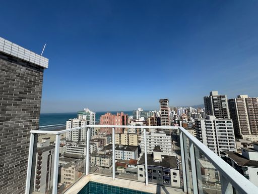 Vista para o mar da piscina privativa.